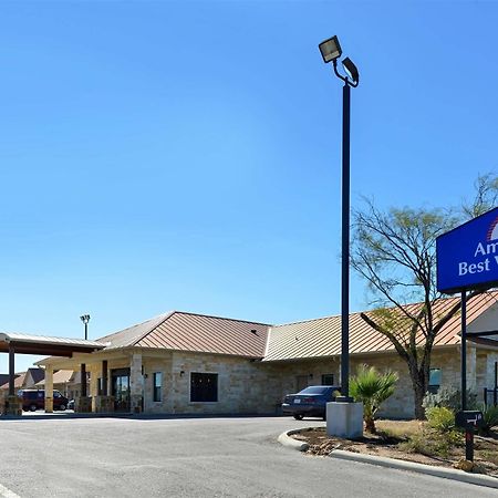 Studio Inn & Suites Kitchenettes Jourdanton Exterior photo