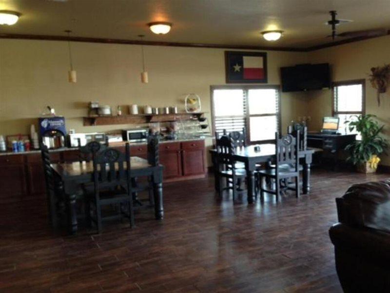 Studio Inn & Suites Kitchenettes Jourdanton Exterior photo