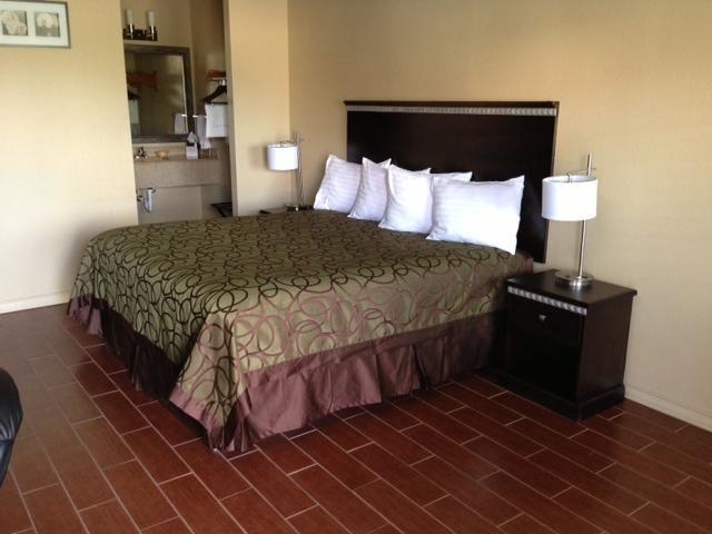 Studio Inn & Suites Kitchenettes Jourdanton Room photo