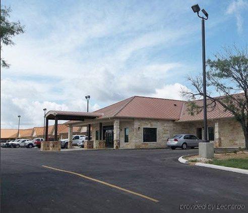 Studio Inn & Suites Kitchenettes Jourdanton Exterior photo