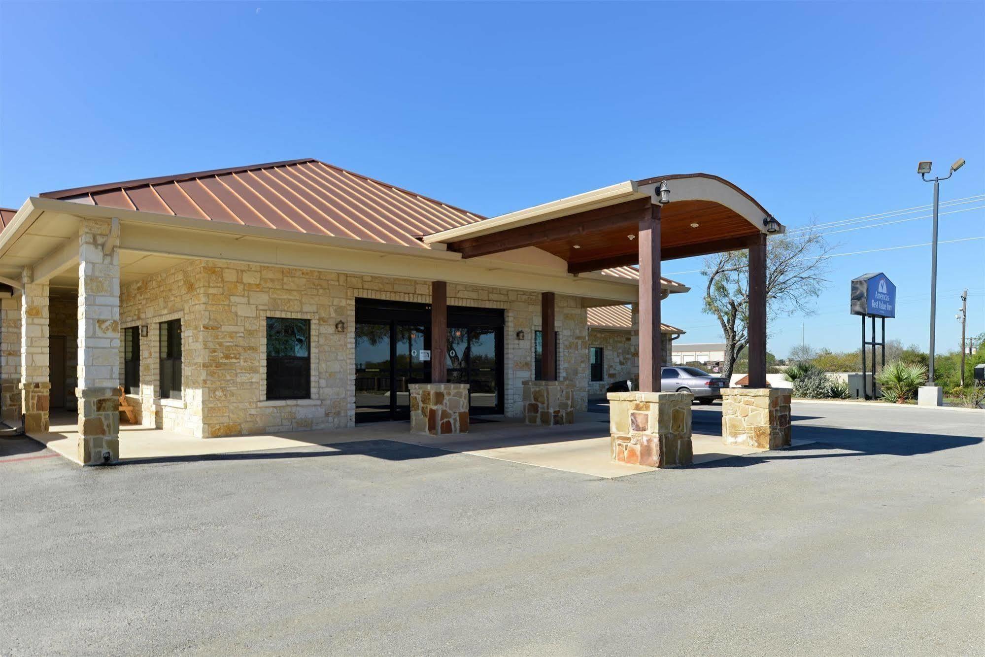 Studio Inn & Suites Kitchenettes Jourdanton Exterior photo